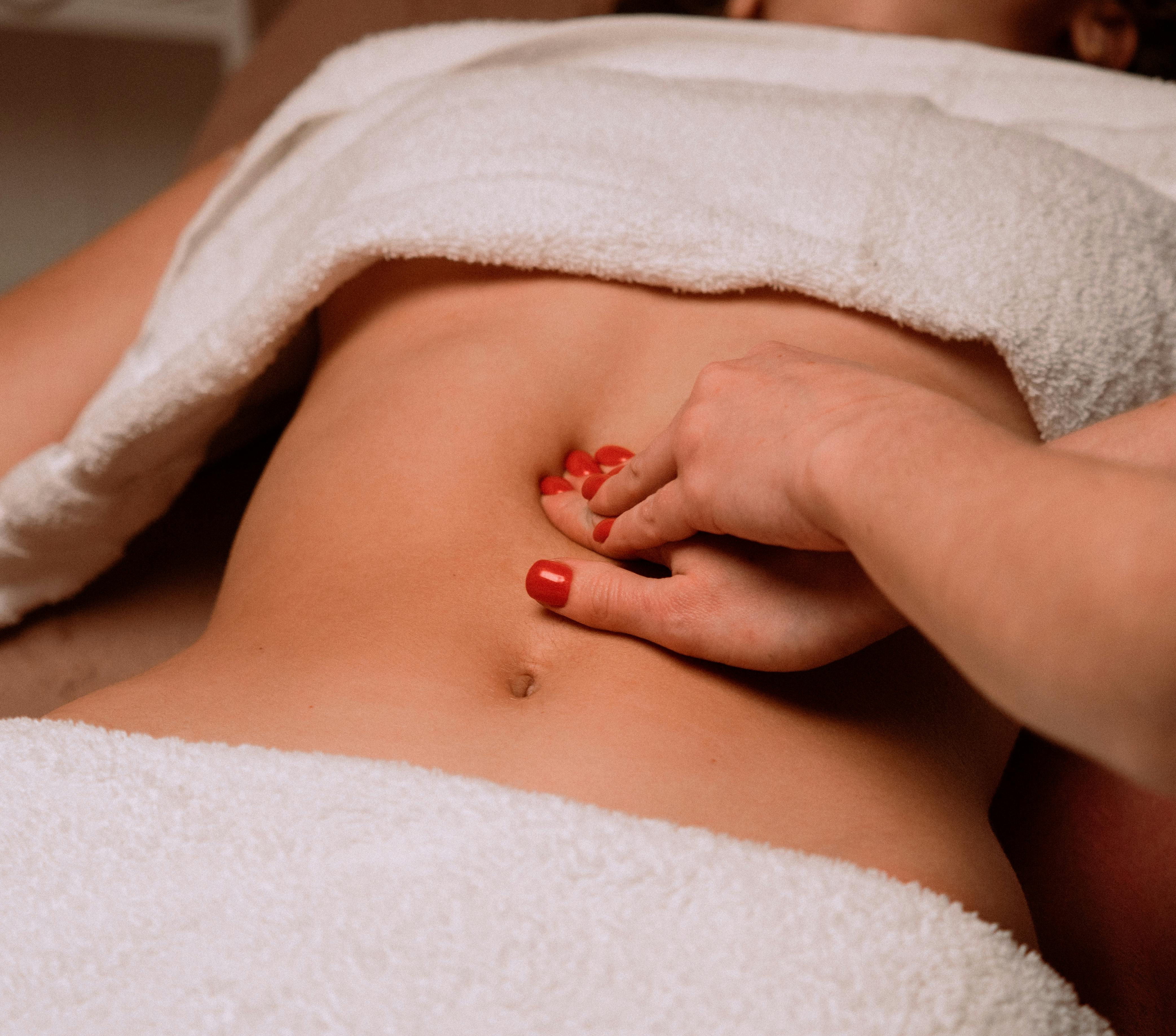 Terapia manual en el hombro de un paciente